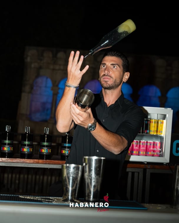 Bartender di Habanero Review durante un flair, bottiglia in aria