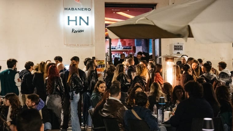 Serata all’aperto in Piazza Celestino V davanti a Habanero Review