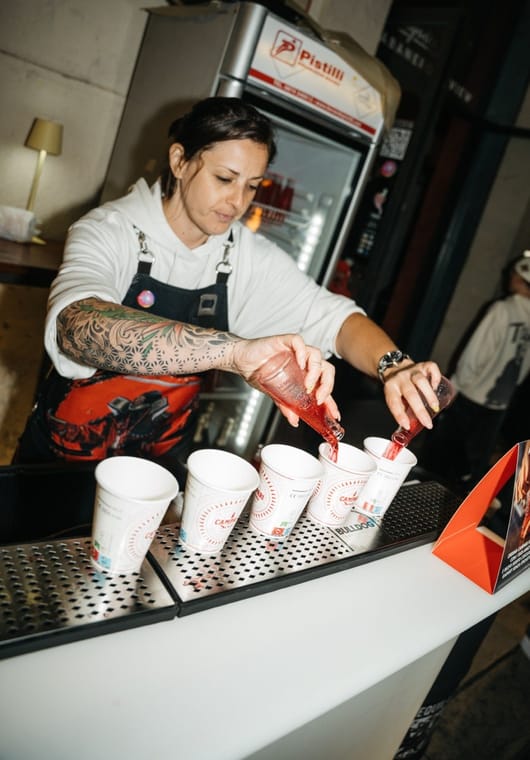 Bartender prepara un drink dietro al bancone
