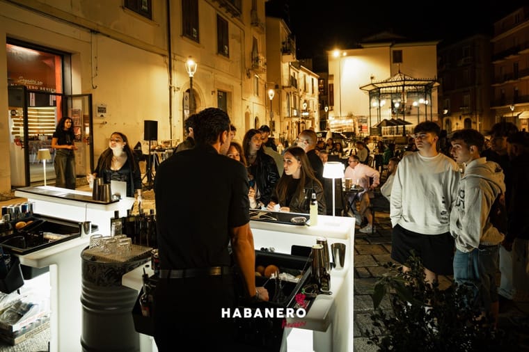 Banco bar di Habanero Review allestito per un evento in piazza