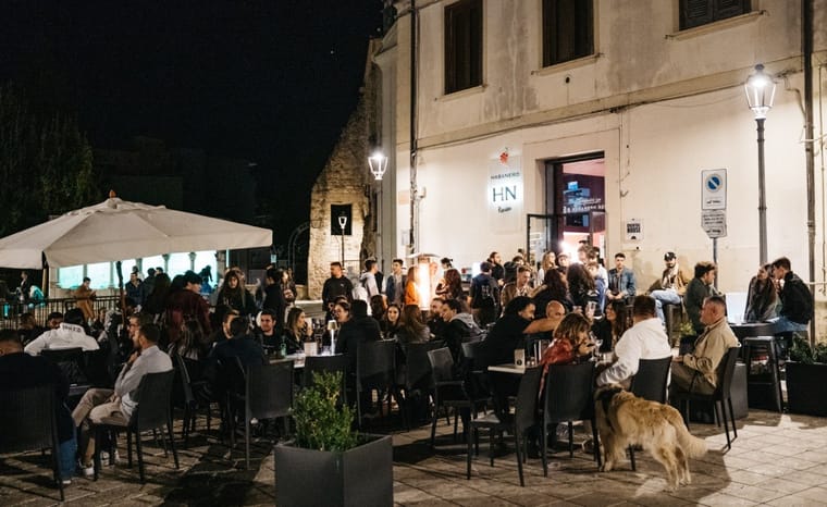 Dehors di Habanero Review illuminato di sera