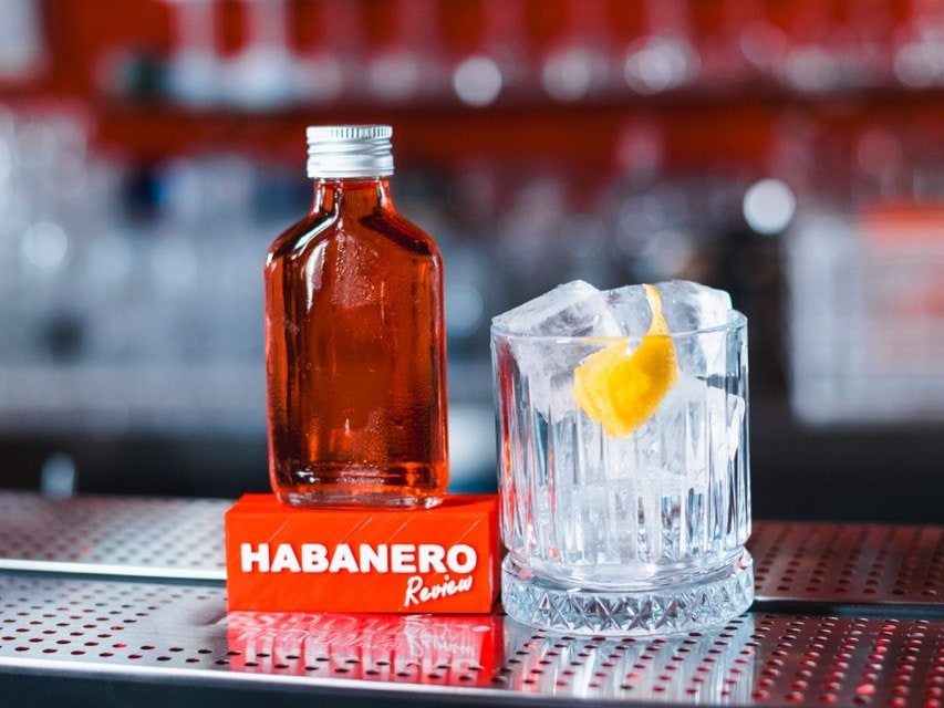 Hot Negroni della Gin House di Habanero Review, con bottiglia e bicchiere